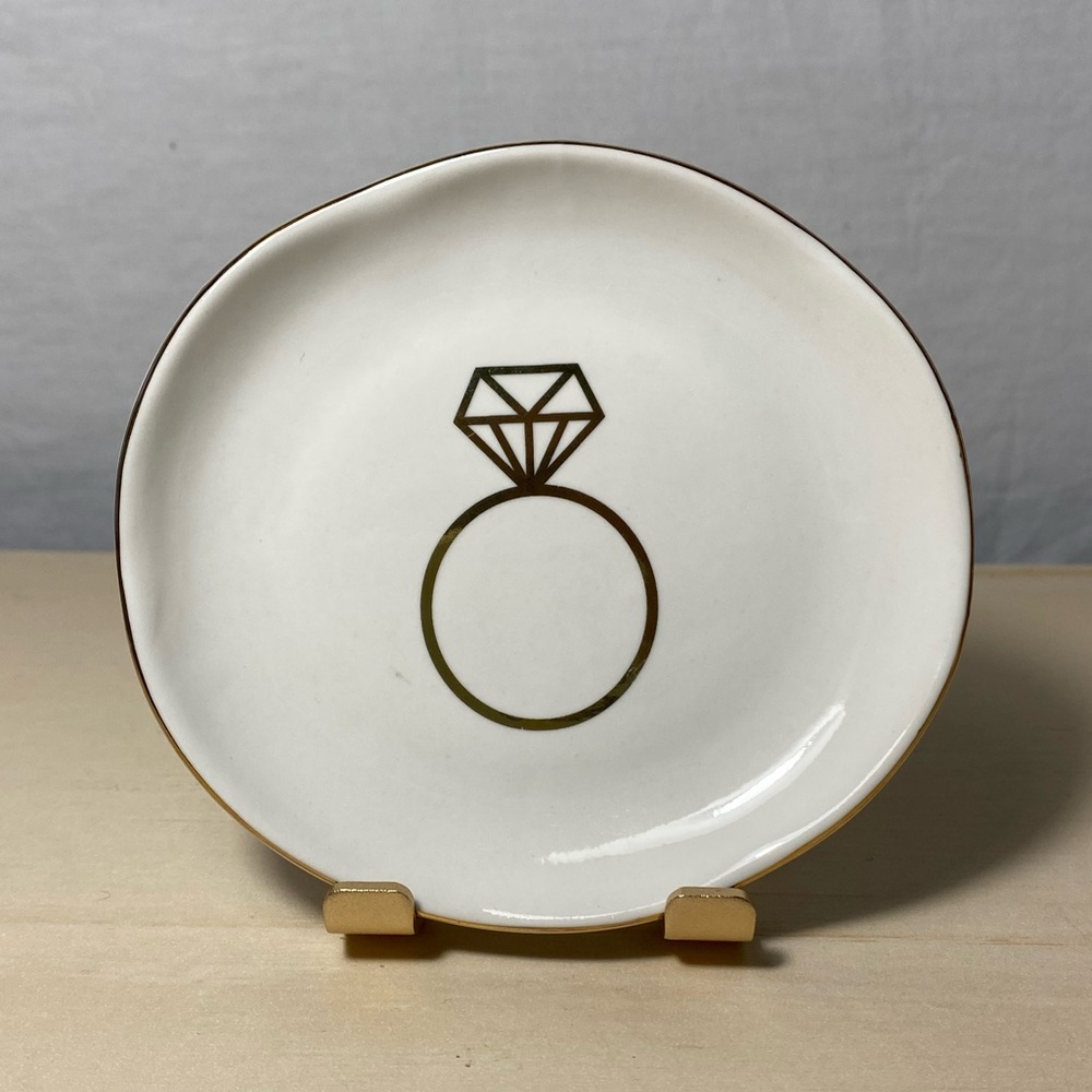 Engagement ring jewelry dish